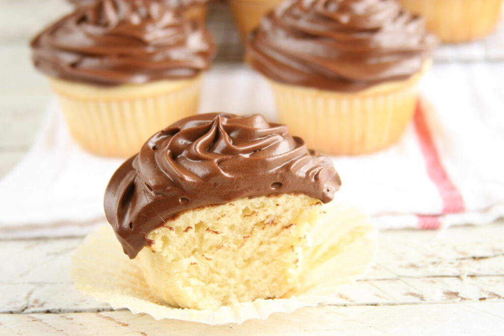 yellow cupcakes with chocolate frosting are easy to make