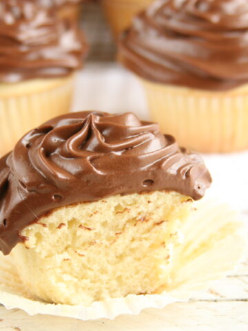 yellow cupcakes with chocolate frosting are easy to make