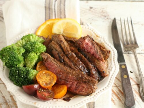 Get this amazing recipe for Citrus Garlic Marinated Flank Steak with steamed broccoli and heirloom cherry tomatoes. #recipes #steak