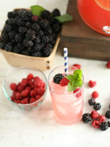 Make this delicious and simple homemade Blackberry Raspberry Lemonade using a few ingredients. #lemonade #recipes