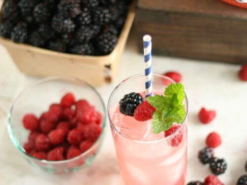 Make this delicious and simple homemade Blackberry Raspberry Lemonade using a few ingredients. #lemonade #recipes
