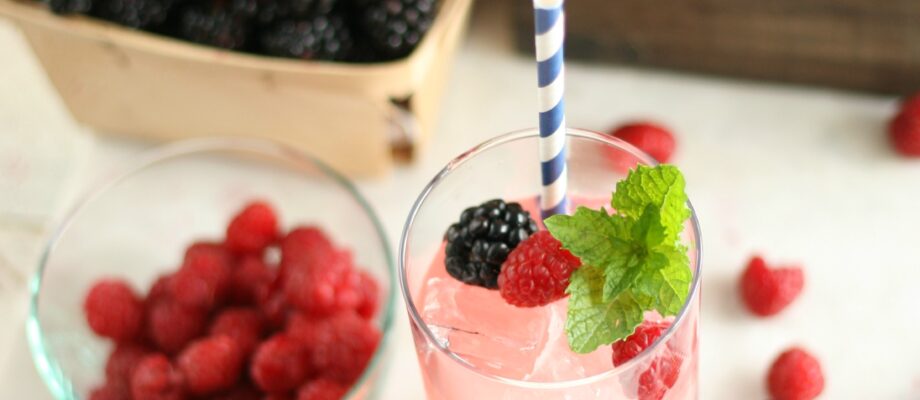 Make this delicious and simple homemade Blackberry Raspberry Lemonade using a few ingredients. #lemonade #recipes