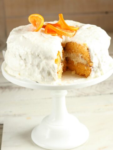 Make this super moist Orange Dreamsicle Cake using only a few ingredients. #recipes #orange #orangecake #cake