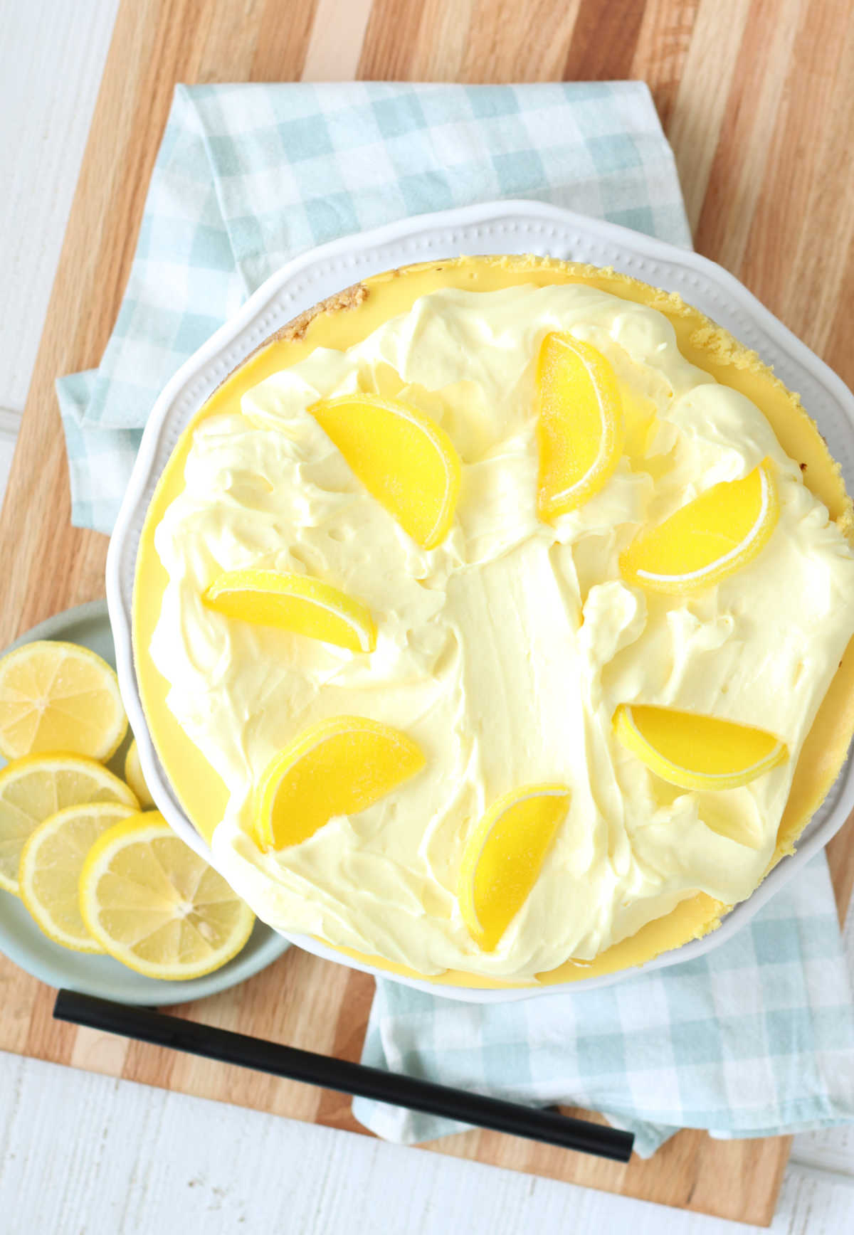 Overhead shot of lemon cheesecake with slices of fresh lemons.